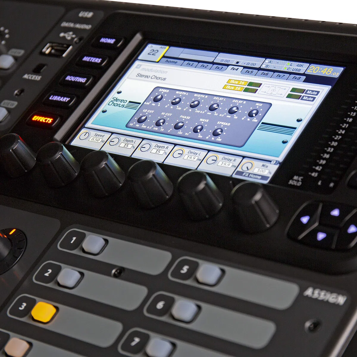 Behringer X32 PRODUCER 40-Kanal Digitalmischpult mit 16 Midas Preamps, 17 motorisierten Fadern, 32-Kanal Audio Interface und iPad/iPhone Fernsteuerung