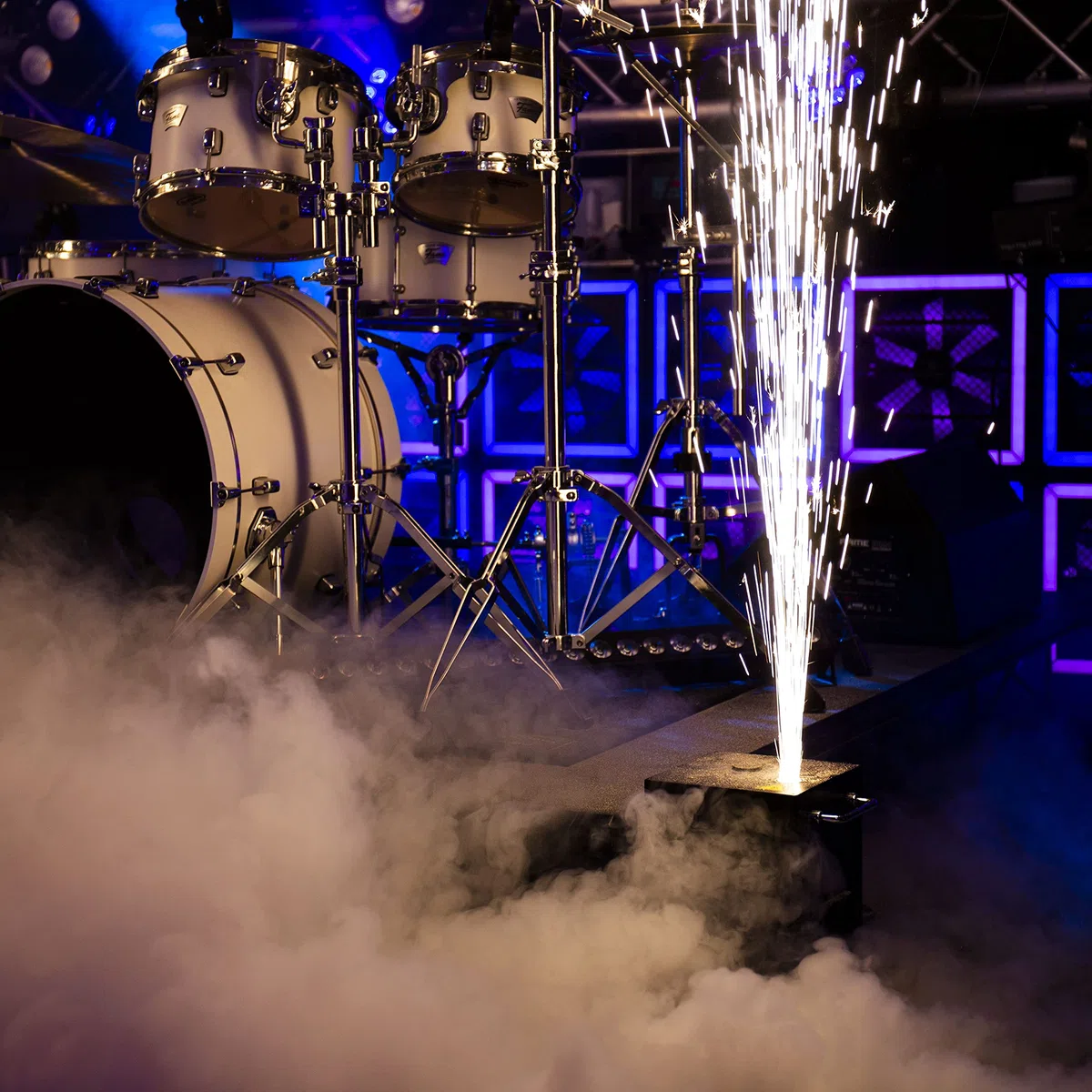 VECTOR Spark UP! Funkeneffektmaschine, Indoor Spark Effect, Effektmaschine, DMX- und Fernsteuerung, 650W, selbstreinigend, Aluminiumgehäuse