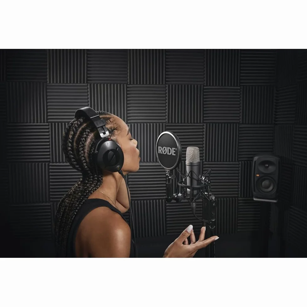 RØDE NT1 Signature Series Großmembrankondensatormikrofon mit Schockhalterung, Popschutz und XLR-Kabel für Musikproduktion, Gesangsaufnahmen, Streaming und Podcasting (Schwarz)