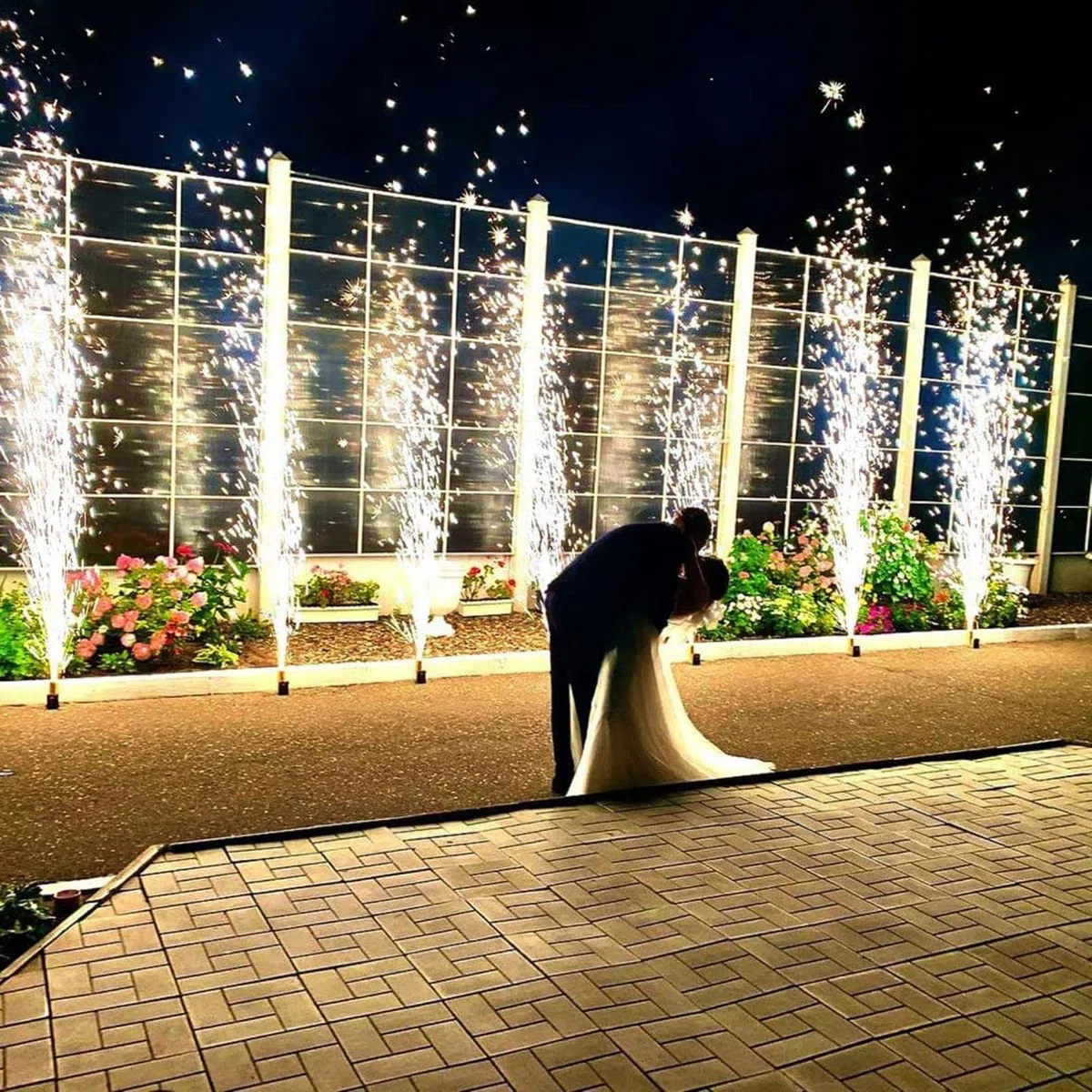 Kaltes Feuerwerk, Zündmaschine, kabellose Fernbedienung, Pyrotechnik, 8 Cue-Empfänger, Bühnenausrüstung, Springbrunnen-Zündsystem, DJ, 1 Gehäuse, 8 Sockel,Battery