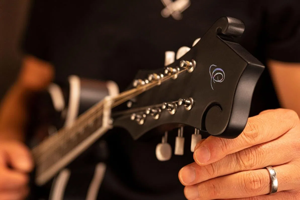 Ortega Guitars F-Style Mandoline Elektro-Akustisch – F-Holes – Americana Series – Fichte / Ahorn, Braun (RMFE30-WB)