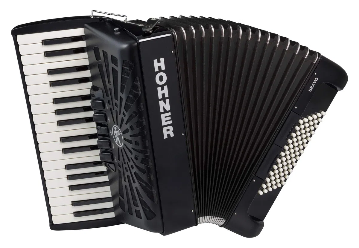 Hohner Bravo III 72 SilentKey Akkordeon (schönes Akkorden mit 34 Piano-Tasten, 4 Standardbass Chöre, 72 Standardbässe, inkl. Trageriemen und Gigbag) Schwarz