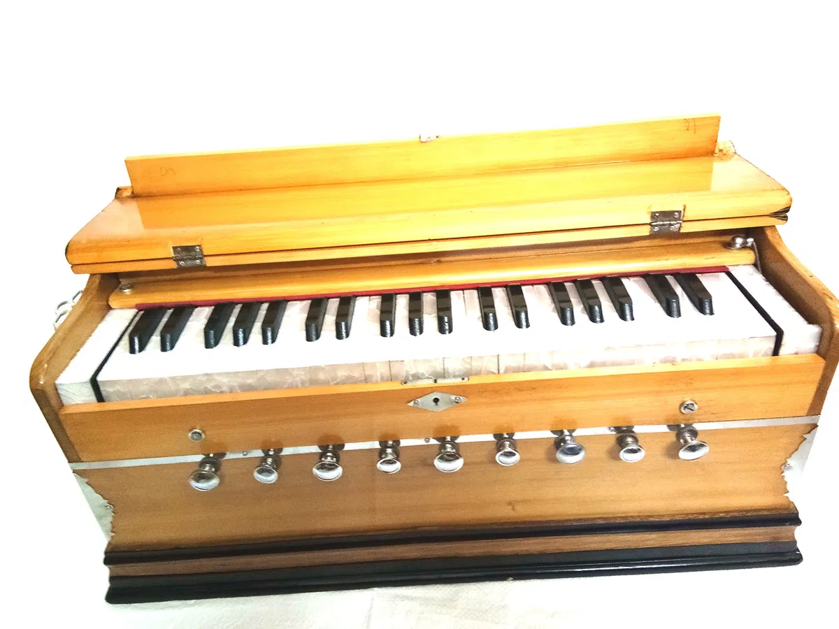 Indisches Maharaja Harmonium 9 Blendenstufen, 3½ Oktave, Doppelzungenblatt, Koppler, natürliche Farbe, Standard, A440 gestimmt, Musikinstrument, indische Sangeeta
