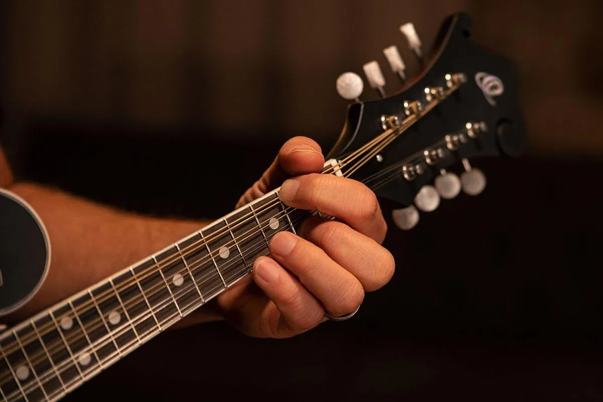 Ortega Guitars F-Style Mandoline Elektro-Akustisch – F-Holes – Americana Series – Fichte / Ahorn, Braun (RMFE30-WB)