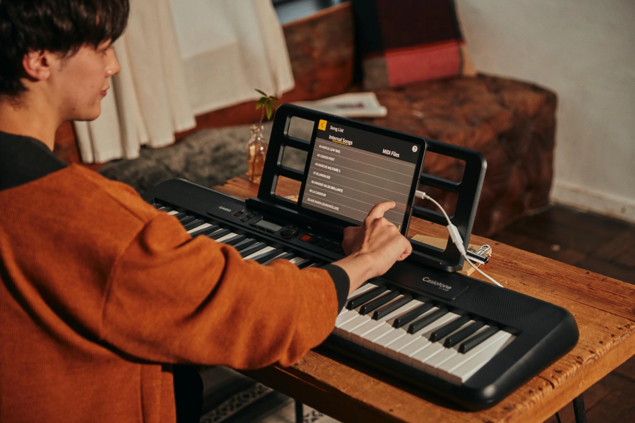 Casio CT-S200BK CASIOTONE Keyboard mit 61 Standtasten und Begleitautomatik, schwarz
