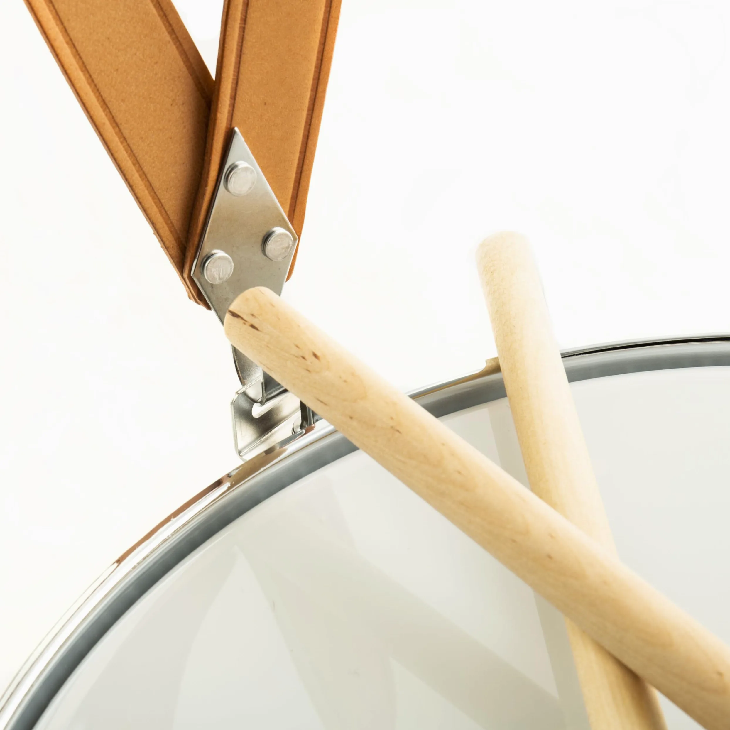 Fame FSMAR-65 Marching Snare Drum, 14"x6.5", Stahl Marschtrommel, Tragegurt, Hohe Lautstärke, Stimmstabilität, Inklusive Marching Sticks, Silber"