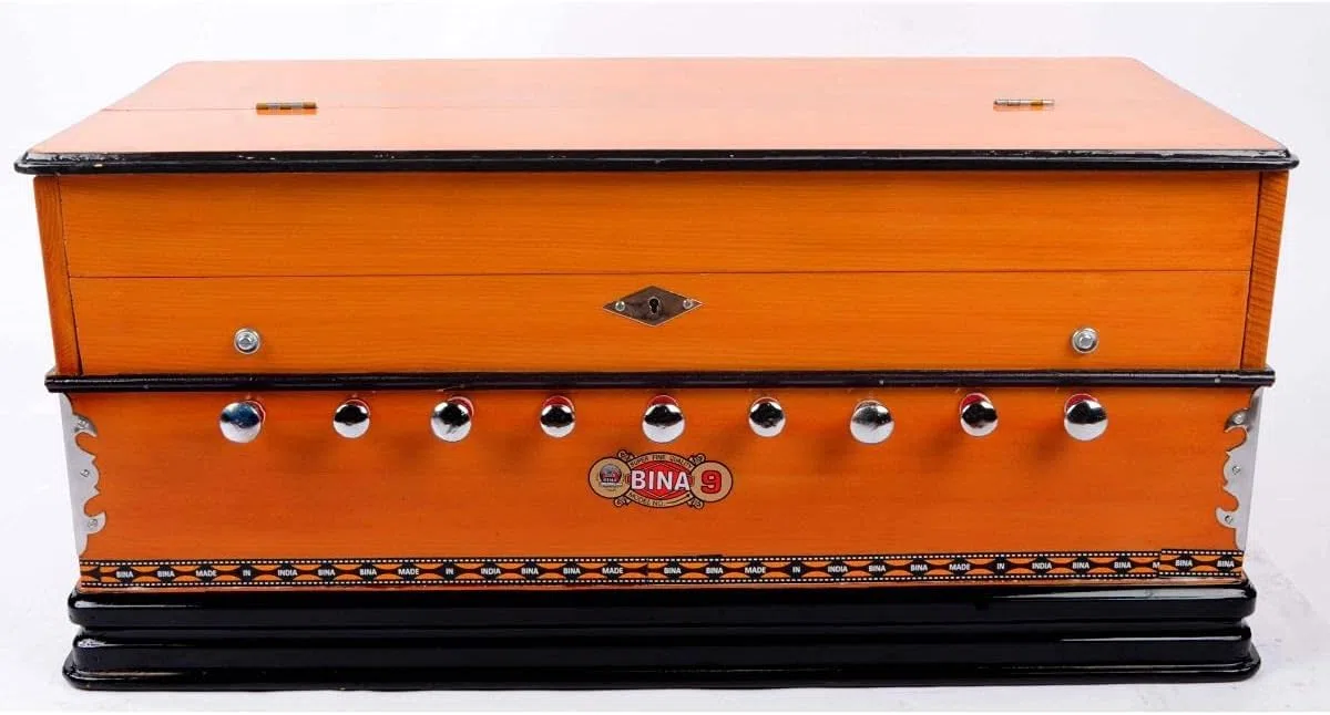 BINA Harmonium mit Doppelzungen, 3,5 Oktaven, 9 Stops, 4 Zusatztöne, Mehrfachbalg, Orgelstimmung, Vollabdeckung, Messing vernickelte Knöpfe, Glasrahmen auf Tasten, mit gepolsterter Tragetasche