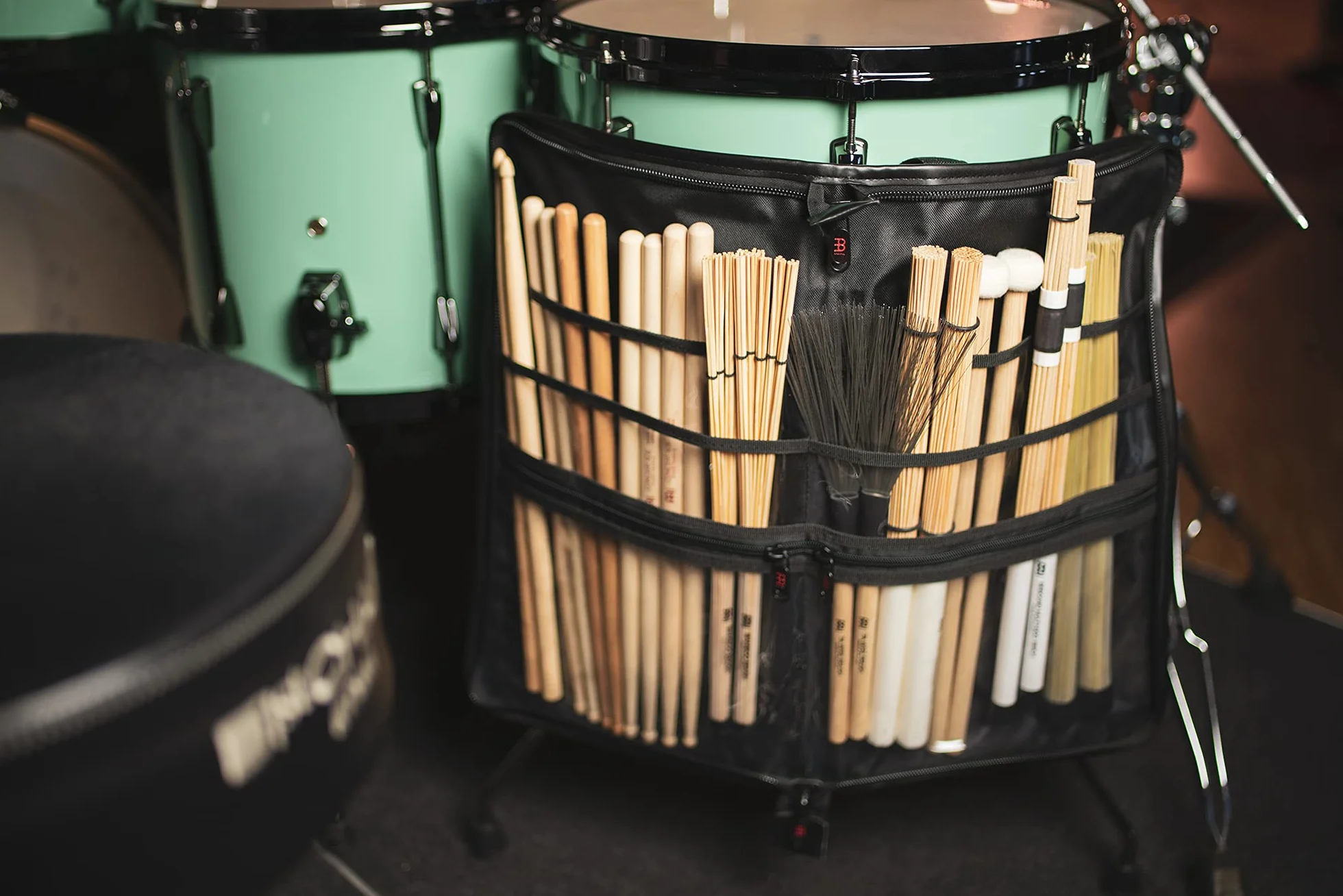Meinl Cymbals Deluxe Stick Bag – Drumstick Tasche mit Rucksackgurt für Sticks, Rods, Jazz Brushes und Mallets plus externe Fächer – Schlagzeug Zubehör, Schwarz (MDLXSB)