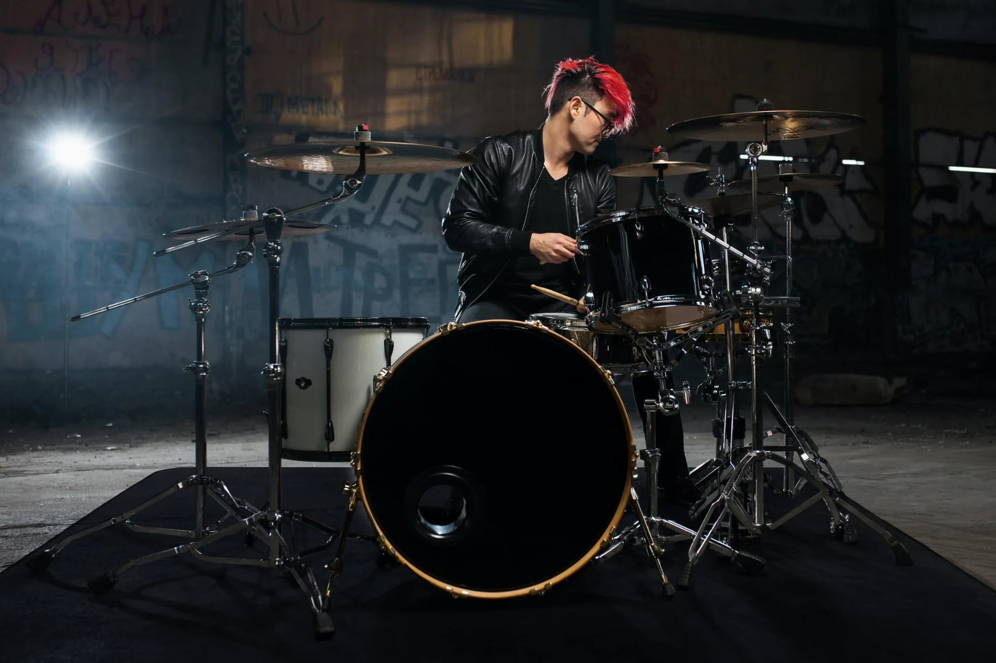 Stagecaptain DTB-1620 BK Drum Teppich Schwarz - Mittelgroßer Schlagzeugteppich - 160 x 200 cm - Dicht gewebte Oberfläche - rutschfeste Unterseite - Mit Klettband - Transporttasche - Schwarz