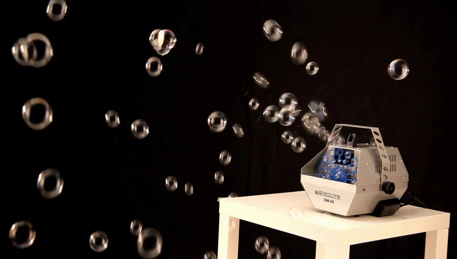 Showlite BM-60 Seifenblasen Set inkl. Seifenblasenfluid (kompakte Seifenblasen Maschine mit Funk-Fernbedienung und 2,5-Liter Seifenblasenfluid auf Wasserbasis)