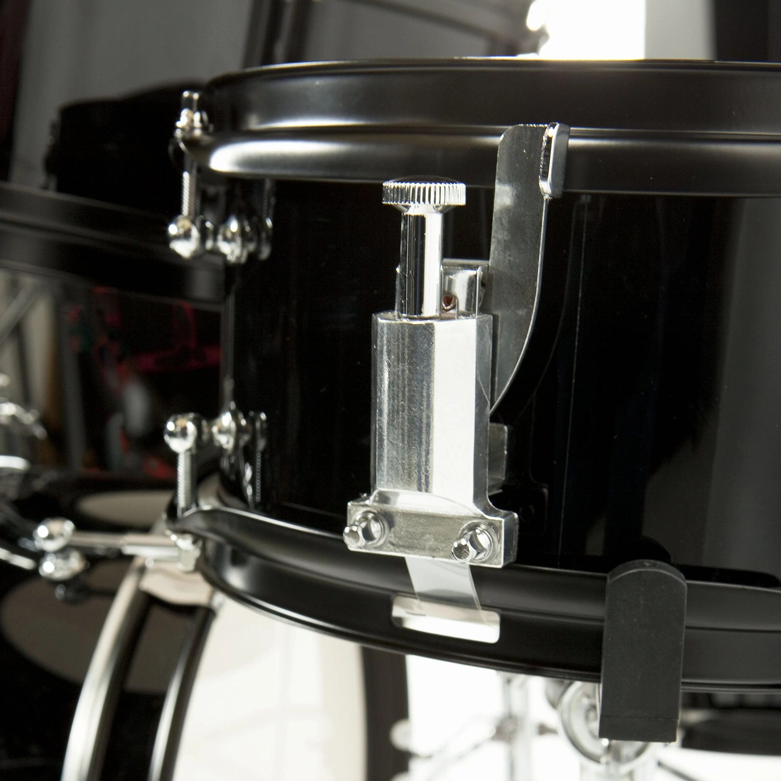 Fame 5 PC Drumset Black, Schlagzeug mit Bass Drum, Tom-Tom, Snare, Hardware und Hocker, inklusive Zubehör und Drumsticks. Perfekt für Einsteiger und Musikliebhaber