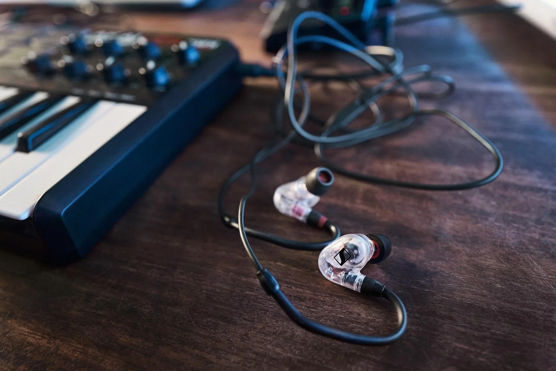 Sennheiser IE 100 PRO CLEAR Dynamische In-Ear-Hörer | Neuartiger 10mm-Breitbandwandler für Präzisen Monitoring-Sound | 1,3m Kabell und S/M/L-Silkon-Adapter Enhalten | Klar & Schwarz (508941)