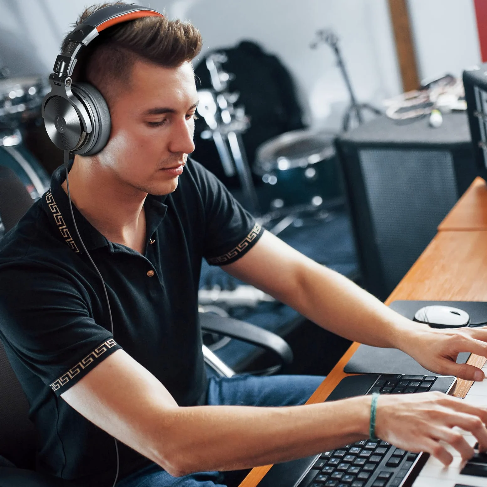 OneOdio Over Ear Kopfhörer mit Kabel, HiFi Studiokopfhörer mit Hi-Res, 50mm Treiber, Share-Port, Große Ohrmuscheln, 6,35 & 3,5mm Klinke, Geschlossene DJ Headphones für Podcast, Handy, PC (Pro 50)