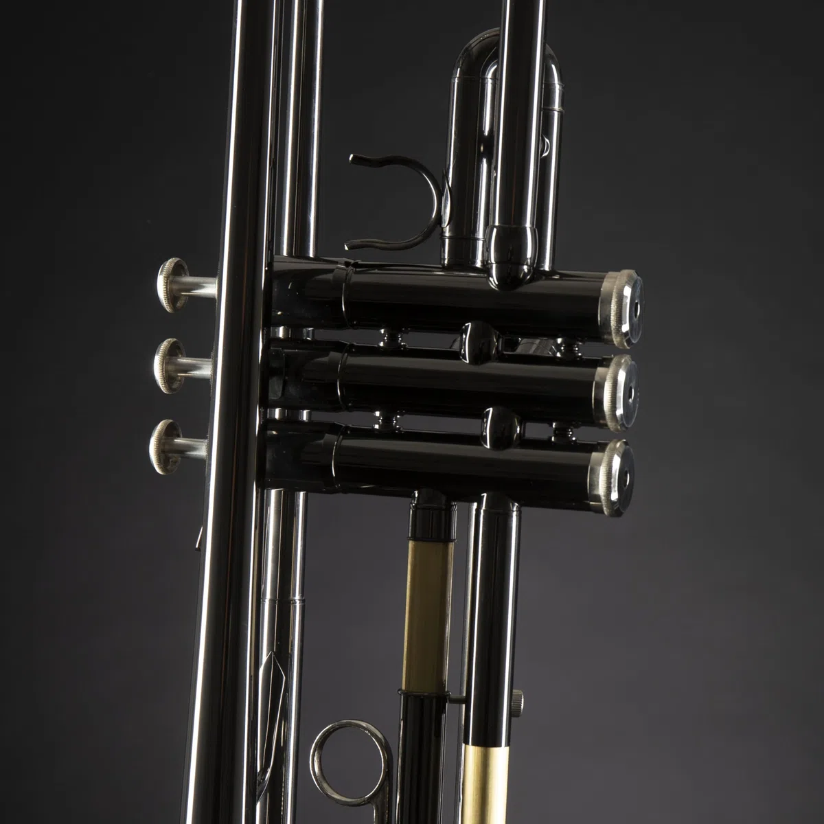 Monzani MZTR-118 Bb-Trompete, Anthrazit, Messing Schallbecher, Edelstahl Ventile, Kupfer Mundrohr, Heller Klang, Inklusive Mundstück und Hardcase, Ideal für Einsteiger und Zweitinstrument