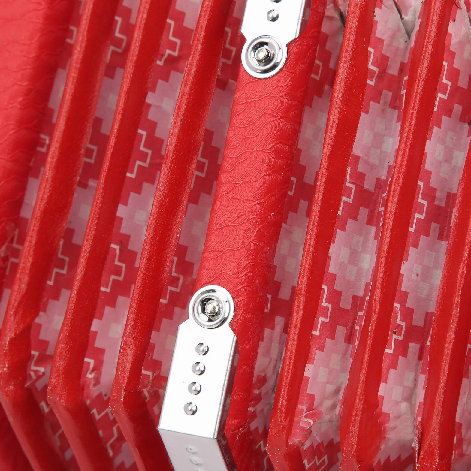 Ergonomisches Design Concertina Instrument Professionelle Akkordeon Concertina 3 Farben zur Verbesserung des Rhythmusgefühls für den Außenbereich(red)