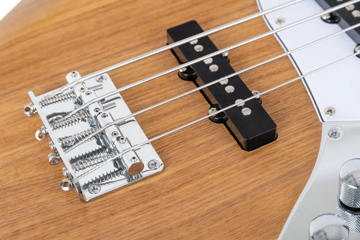 Rocktile Pro JB-30PR Ashwood E-Bass - Jazz-Style E-Bass - Body: Esche - Hals: Ahorn - Griffbrett: Engineered Wood - 2 Single-Coil Tonabnehmer - 2 Volume-/ 1 Toneregler - Natur