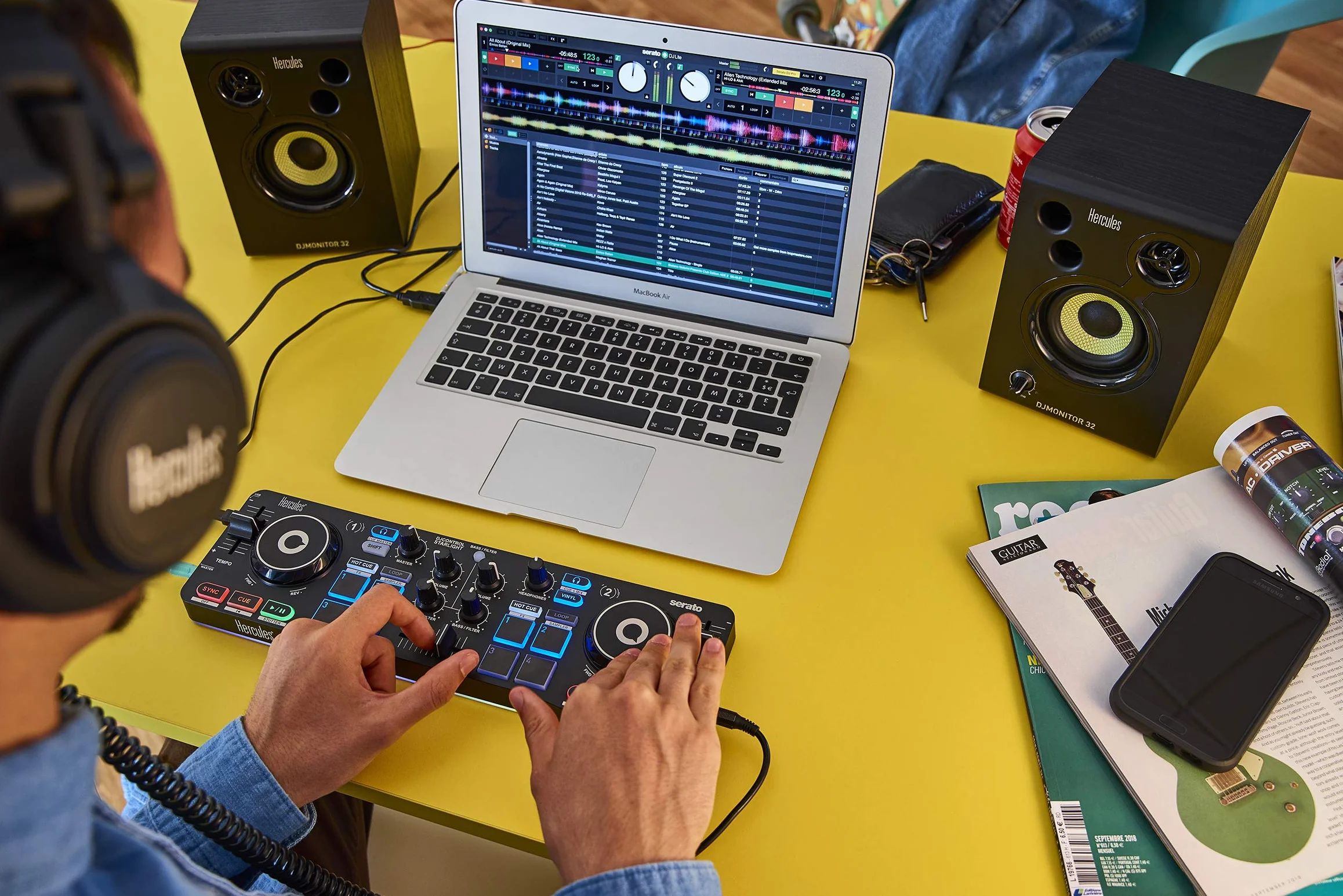 Hercules DJStarter Kit - Komplettes DJ-Bundle mit DJControl Starlight, Monitor 32 Studiomonitoren und HDP DJ45 Kopfhörern