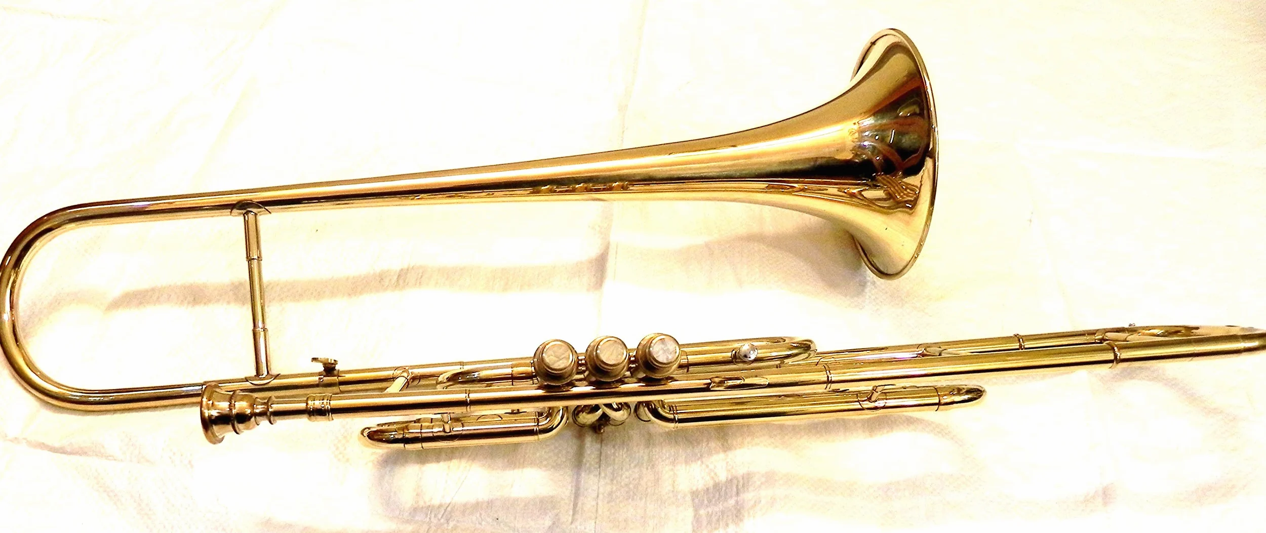 Brass Bb Tenorposaune mit 3 Ventilen für Trompeten- / Crossover-Spieler, Messing, inkl. Designer-Schutzhülle by sonorous