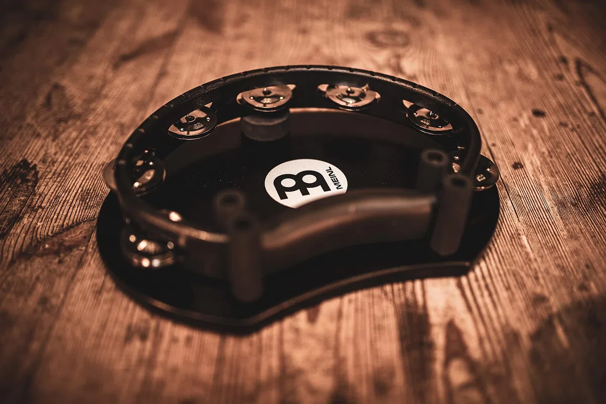 Meinl Percussion Tambourine Holder Set – Fußtamburin - Set mit Meinl Headliner Tambourine und Bodenhalterung - Baltische Birke, Schwarz (MPTHS)
