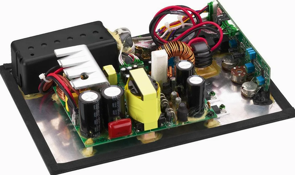Monacor SAM-300D Aktives Subwoofer-Modul Klasse-D für das Digitale Zeitalter, Einbau-Verstärker in Schwarz mit Lautsprecherschutz