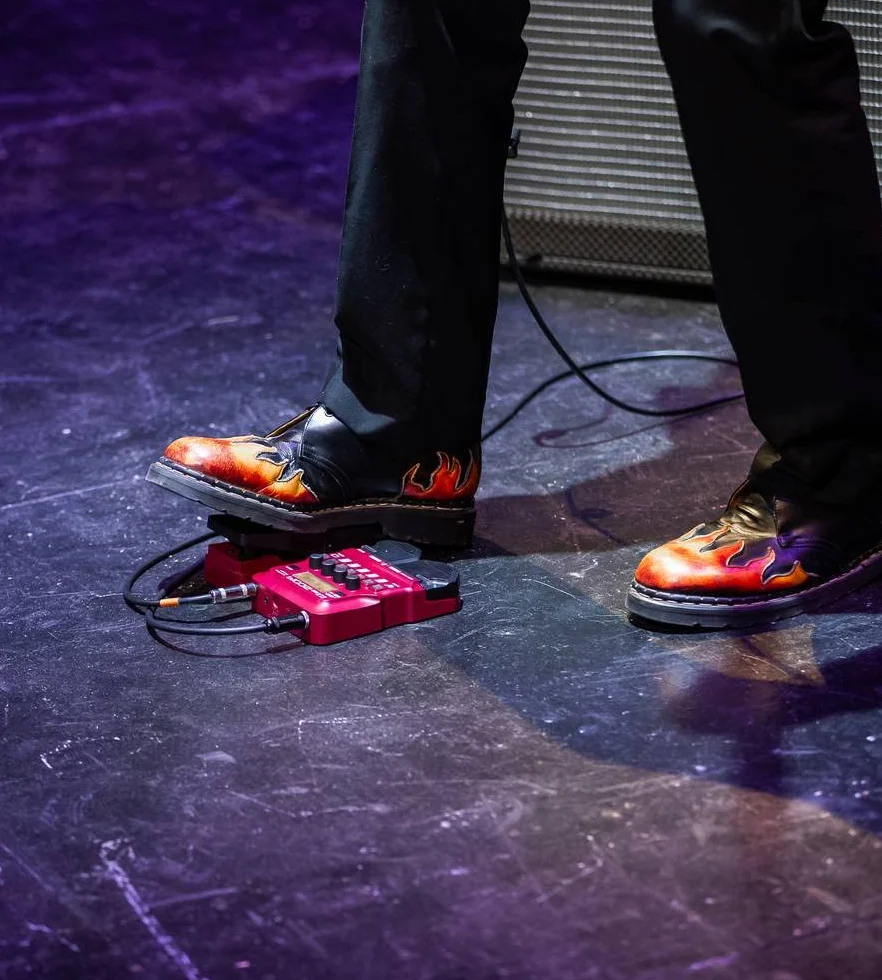 ZOOM B1X FOUR Kompaktes Multi-Effekt Expressionspedal für Bass mit Looper, Drum-Machine, 70 Effekten & Stimmgerät für Live & Recording, Bühne & Studio, rot