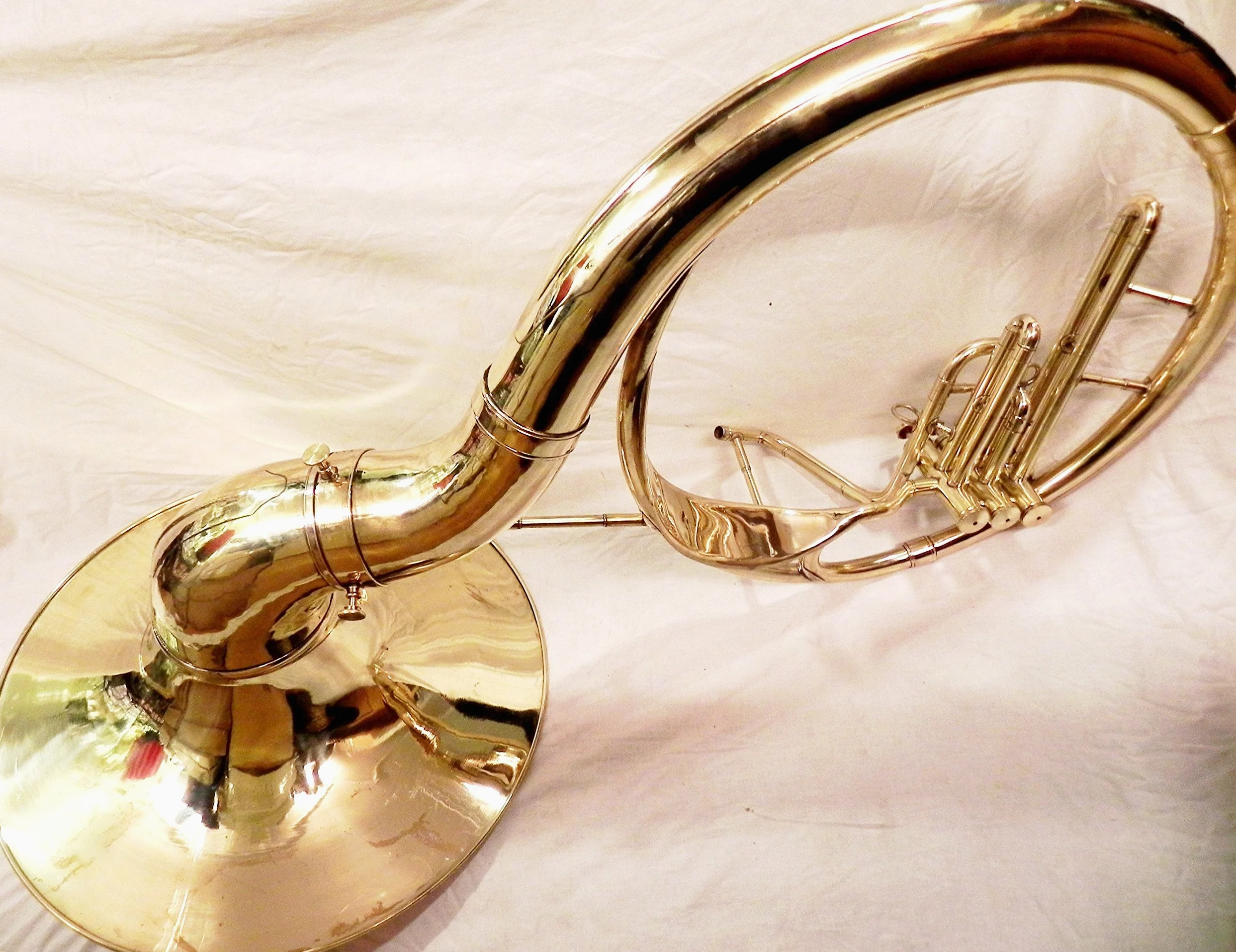 IM Messing-Sousaphon, 55,9 cm, goldfarben, moderner Stil mit polierter Oberfläche und Tragetasche