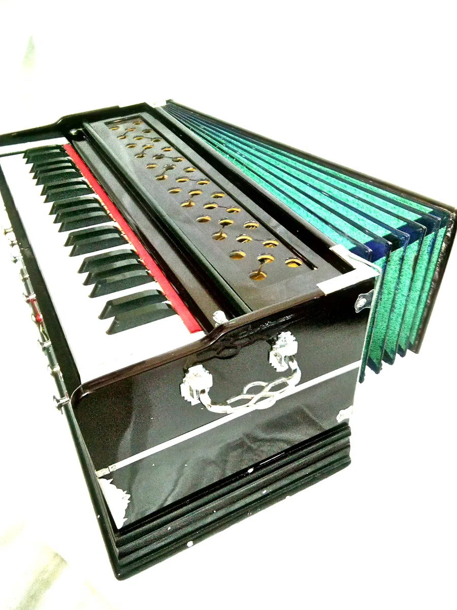 Indisches Maharaja Harmonium Nr. 5200n - 9 Stopp - Sangeeta - 3½ Oktave - mit Koppler, Lieferung mit Buch und Tasche, gestimmt auf A440, Mahagoni-Farbe