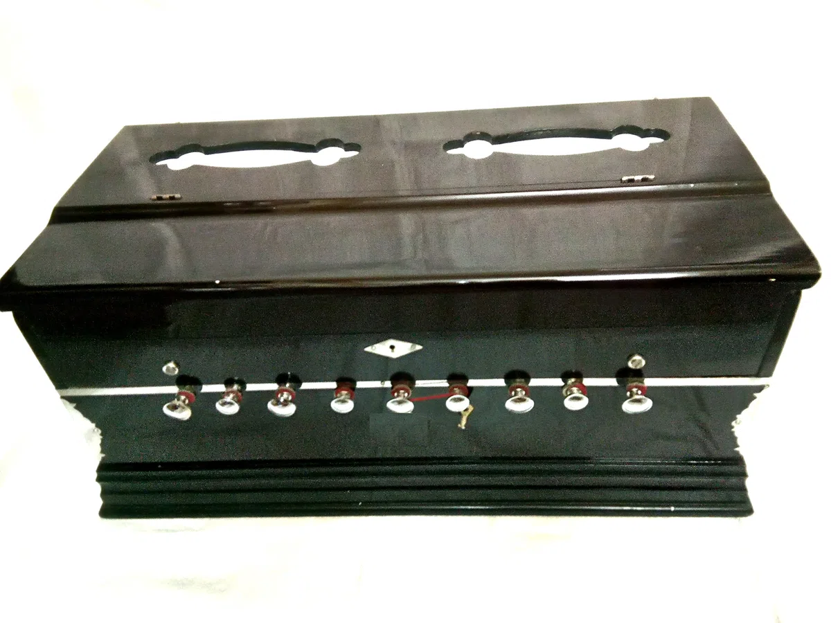Indisches Maharaja Harmonium Nr. 5200n - 9 Stopp - Sangeeta - 3½ Oktave - mit Koppler, Lieferung mit Buch und Tasche, gestimmt auf A440, Mahagoni-Farbe