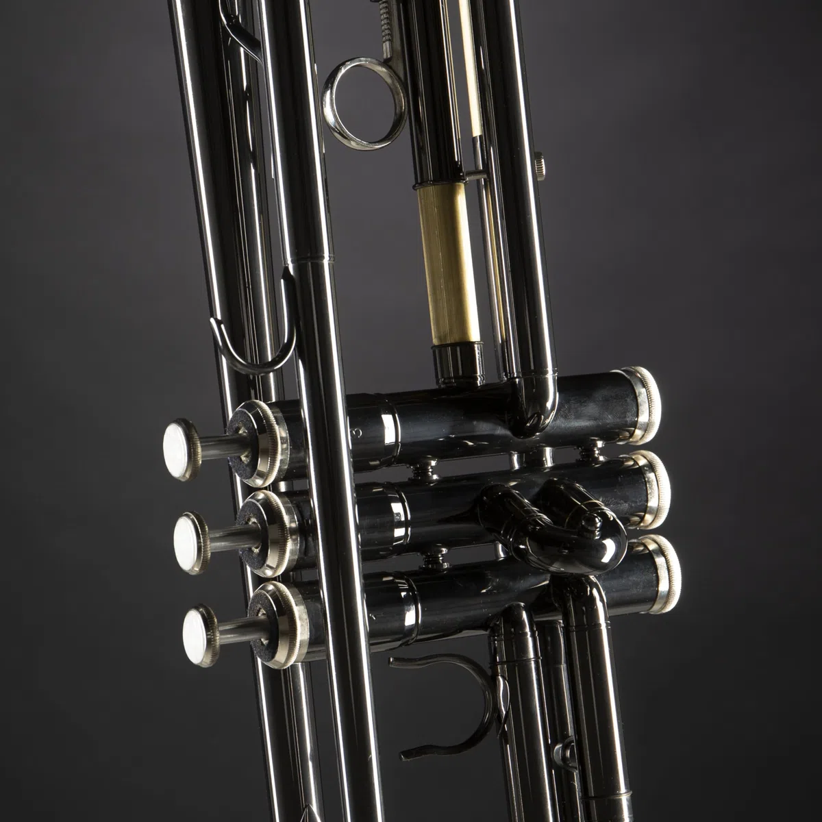 Monzani MZTR-118 Bb-Trompete, Anthrazit, Messing Schallbecher, Edelstahl Ventile, Kupfer Mundrohr, Heller Klang, Inklusive Mundstück und Hardcase, Ideal für Einsteiger und Zweitinstrument