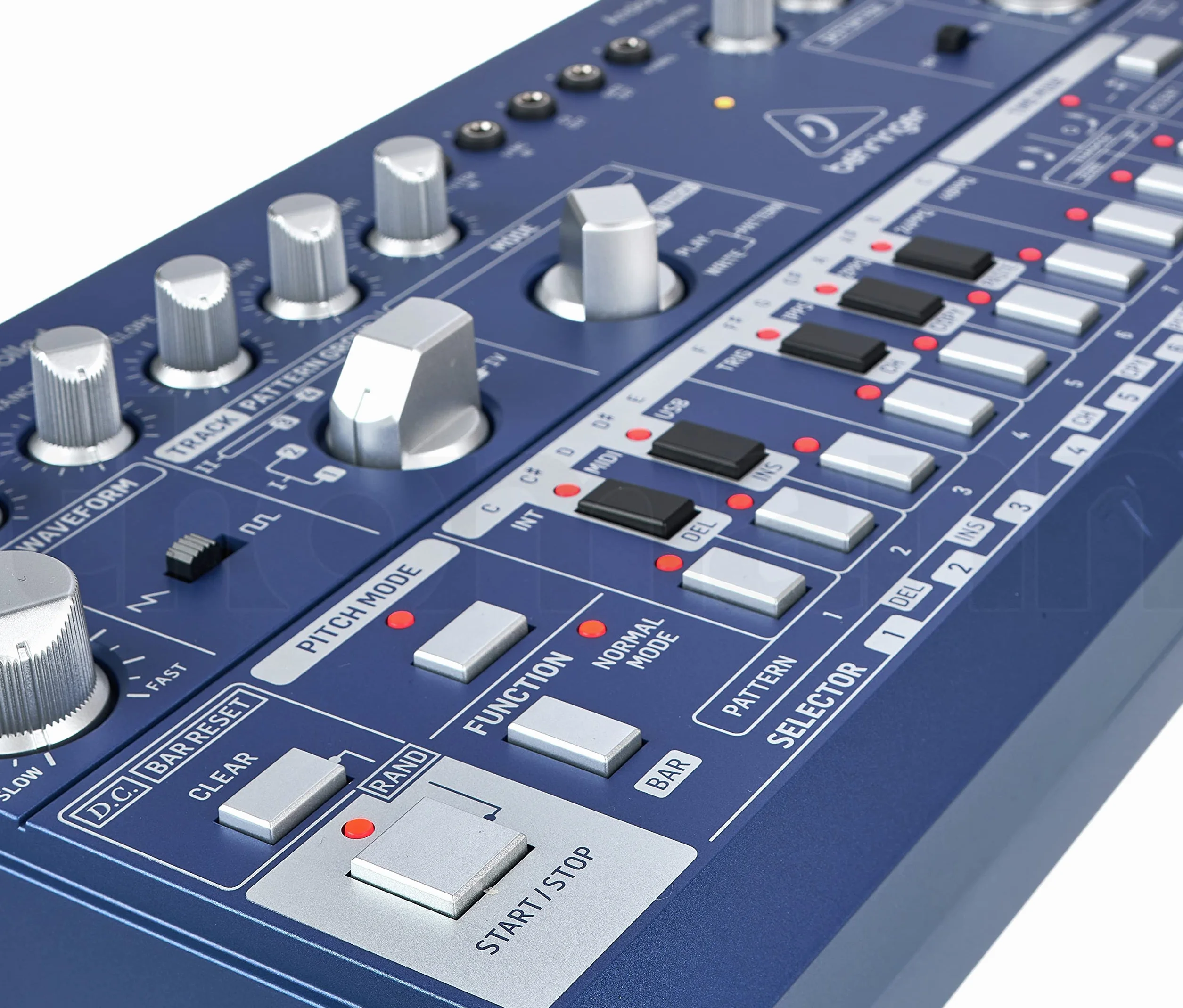 Behringer TD-3-BU Analoger Bass-Line-Synthesizer mit VCO, VCF, 16-Stufen-Sequenzer, Distortion-Effekten und 16-stimmiger Polykette
