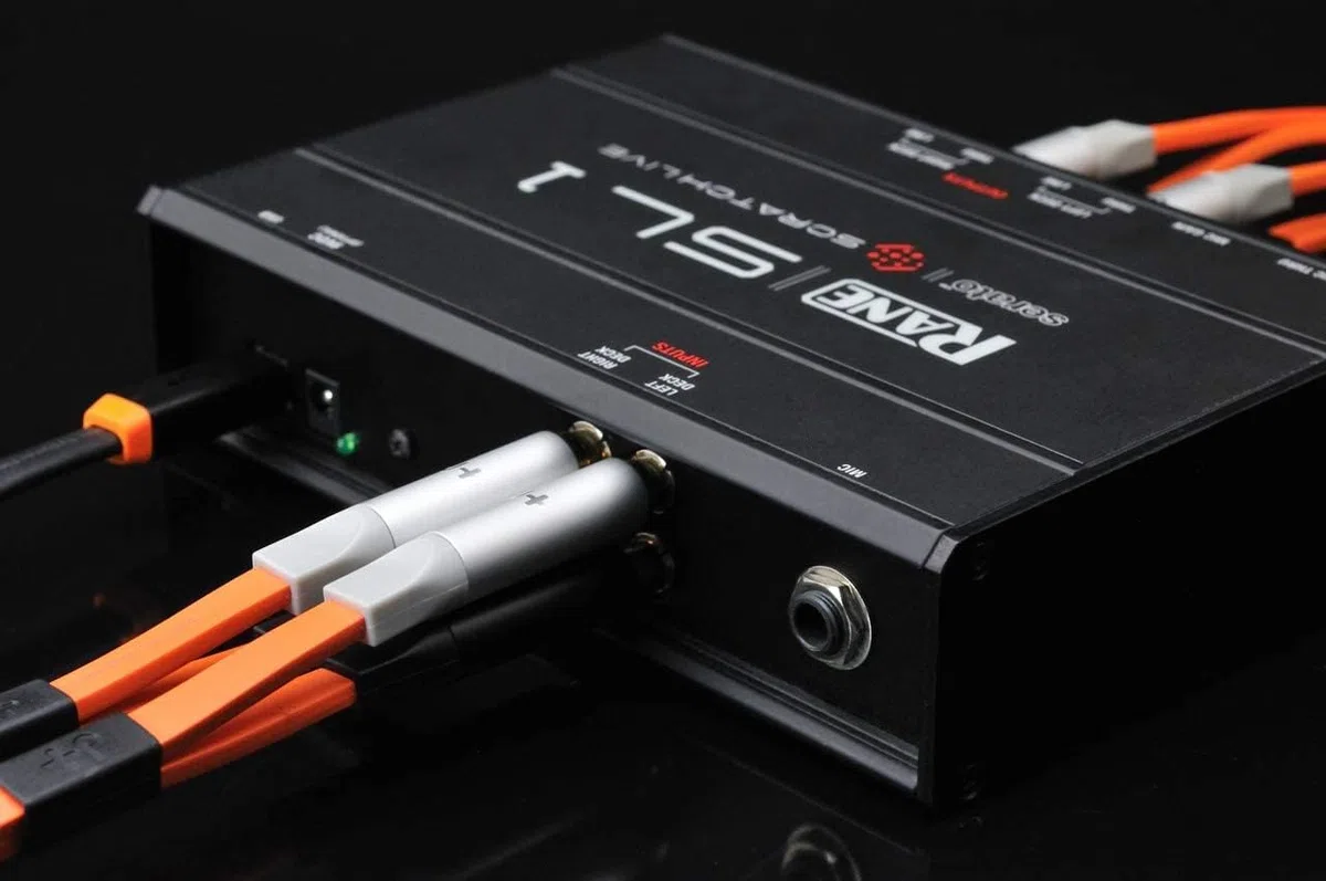 NEO by Oyaide d+ RCA (Class A) DUO – Hi-Speed und langlebiges Digitalkabel für DJs, Musiker und Produzenten 2 x 1 Meter Kabel Kompatibel mit allen Cinch-Eingabegeräten