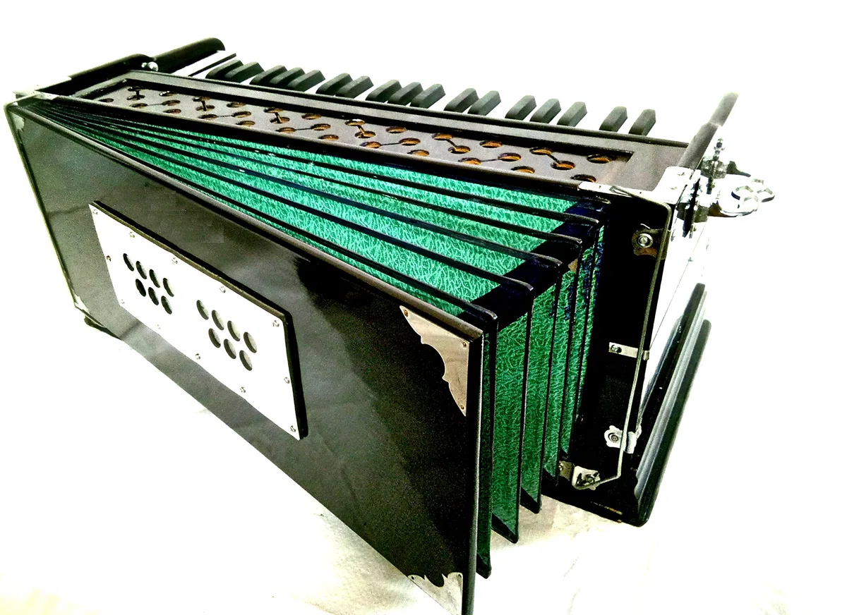 Indisches Maharaja Harmonium Nr. 5200n - 9 Stopp - Sangeeta - 3½ Oktave - mit Koppler, Lieferung mit Buch und Tasche, gestimmt auf A440, Mahagoni-Farbe