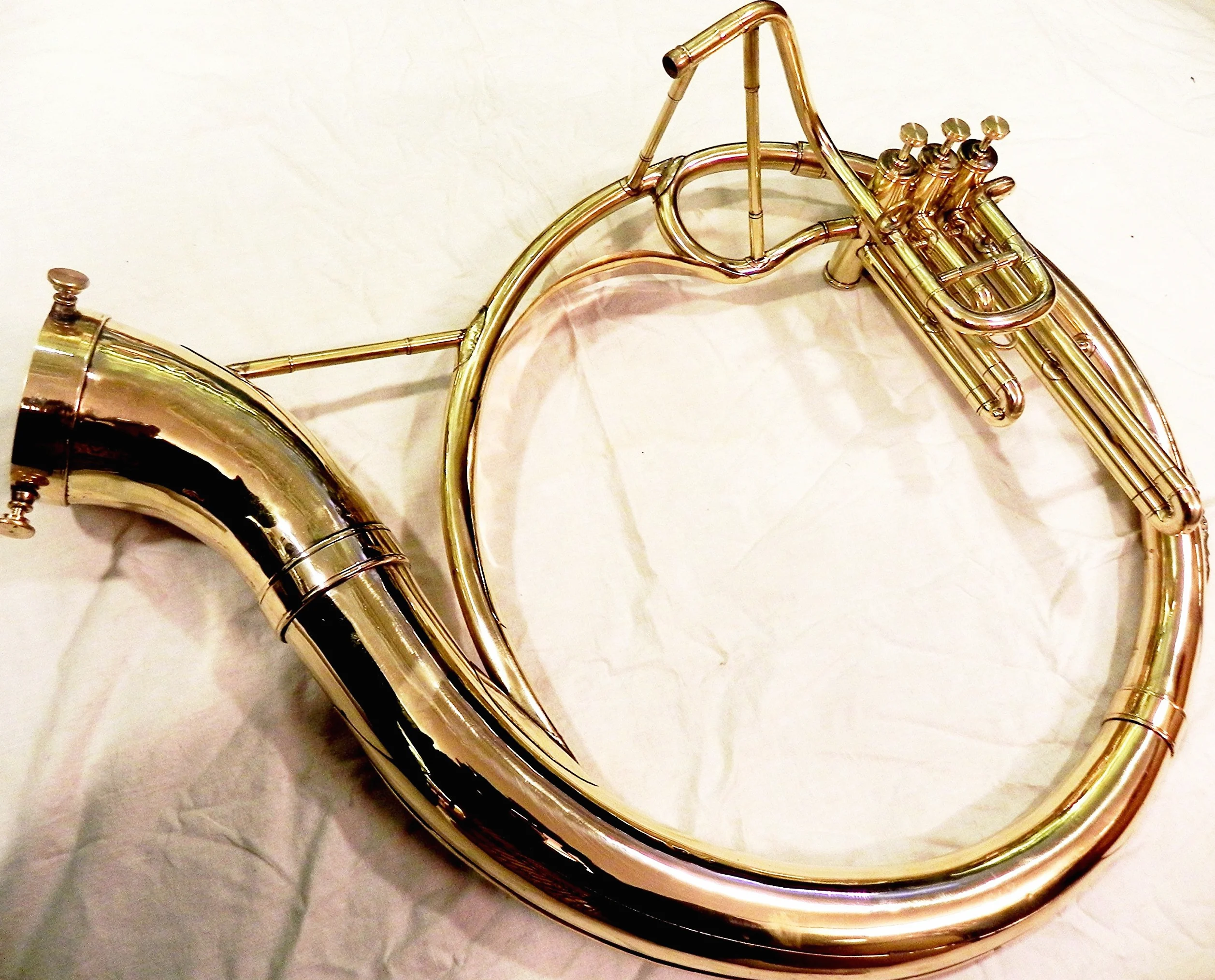 IM Messing-Sousaphon, 55,9 cm, goldfarben, moderner Stil mit polierter Oberfläche und Tragetasche