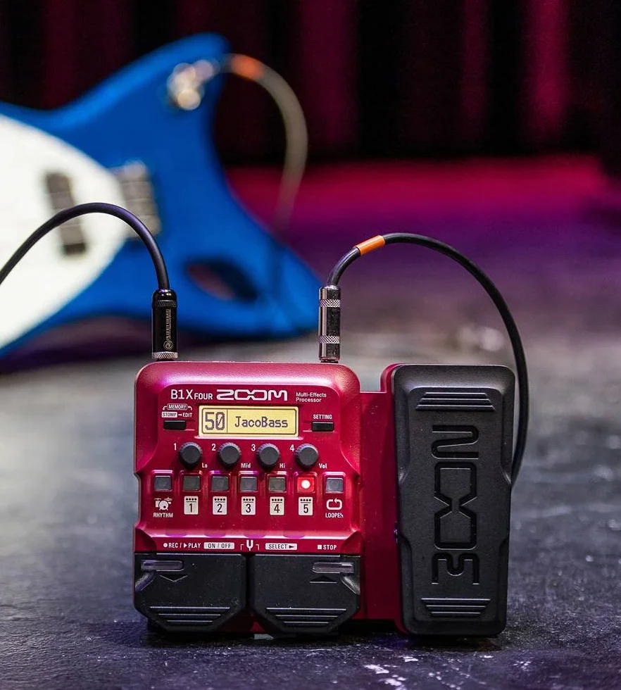ZOOM B1X FOUR Kompaktes Multi-Effekt Expressionspedal für Bass mit Looper, Drum-Machine, 70 Effekten & Stimmgerät für Live & Recording, Bühne & Studio, rot