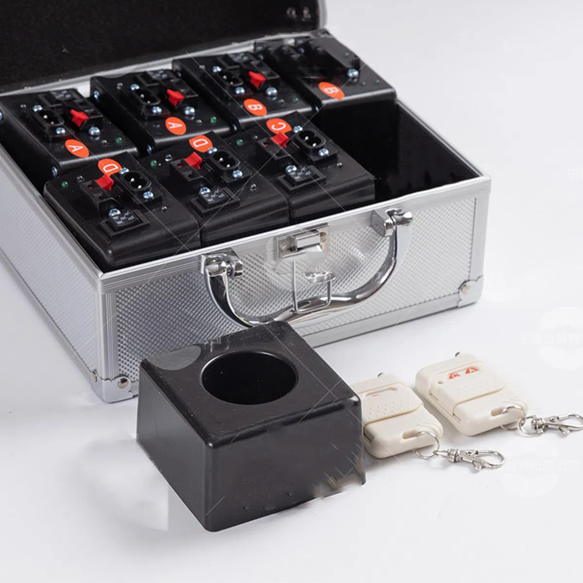 Kaltes Feuerwerk, Zündmaschine, kabellose Fernbedienung, Pyrotechnik, 8 Cue-Empfänger, Bühnenausrüstung, Springbrunnen-Zündsystem, DJ, 1 Gehäuse, 8 Sockel,Battery
